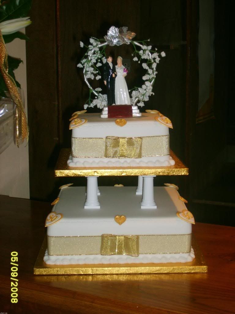 golden wedding cakes pictures