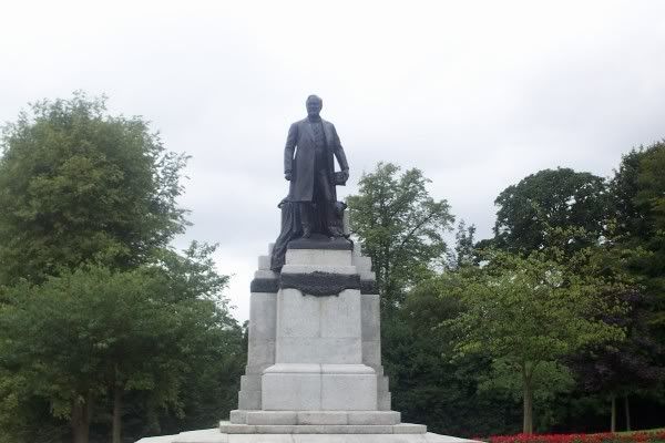 andrew carnegie statue