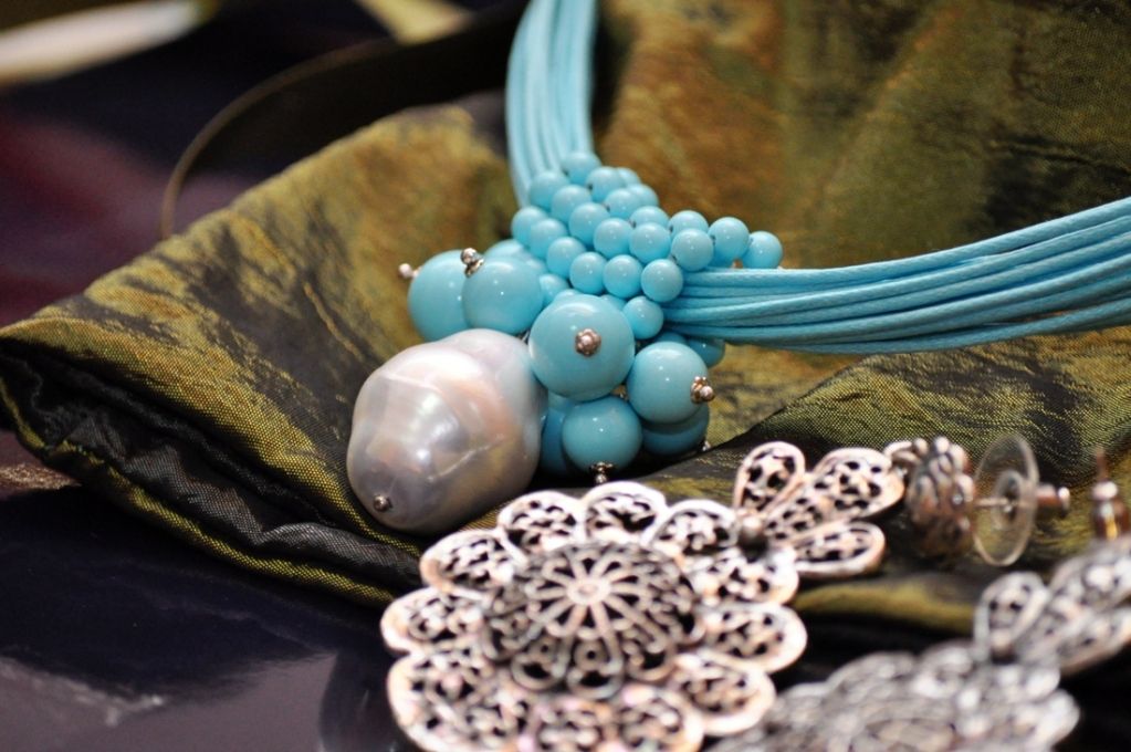 dicarla jewelry, valencia, local shop, blue and white pearl necklace, elegant jewelry, somethingfashion