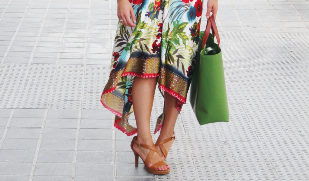 fashion blogger valencia, somethingfashion jungle green dress summer outfit how to, assymmetric tail long beach dress howtowear tips, moda streetstyle valencia, carolina herrera sandals zara bag floral tropical dress