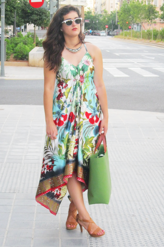 fashion blogger valencia, somethingfashion jungle green dress summer outfit how to, assymmetric tail long beach dress howtowear tips, moda streetstyle valencia, carolina herrera sandals zara bag floral tropical dress