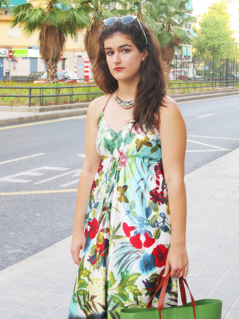 fashion blogger valencia, somethingfashion jungle green dress summer outfit how to, assymmetric tail long beach dress howtowear tips, moda streetstyle valencia, carolina herrera sandals zara bag floral tropical dress