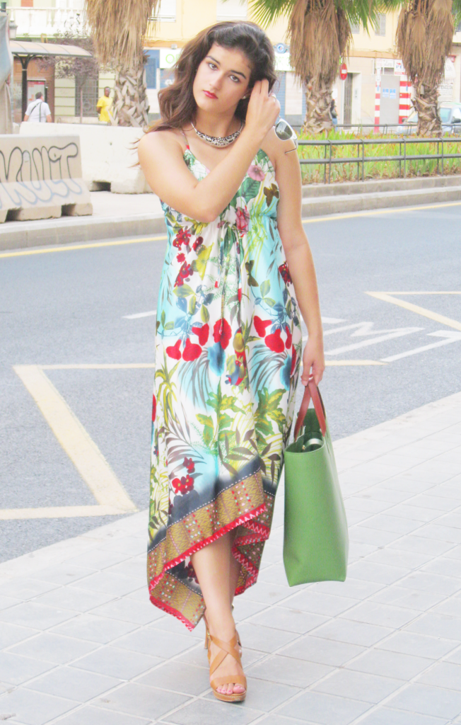 fashion blogger valencia, somethingfashion jungle green dress summer outfit how to, assymmetric tail long beach dress howtowear tips, moda streetstyle valencia, carolina herrera sandals zara bag floral tropical dress