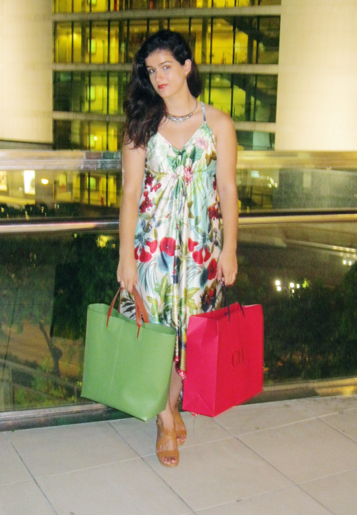 fashion blogger valencia, somethingfashion jungle green dress summer outfit how to, assymmetric tail long beach dress howtowear tips, moda streetstyle valencia, carolina herrera sandals zara bag floral tropical dress