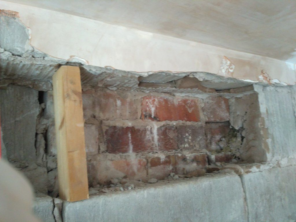 Bedroom Wall/Ceiling Chimney Damp